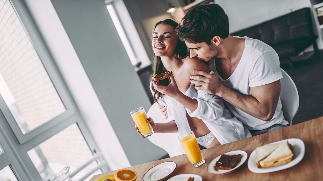 Вместо завтрака молодая жена приготовила мужу секс на кухне